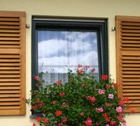 Holzfenster mit Sprossen und Holzklappladen